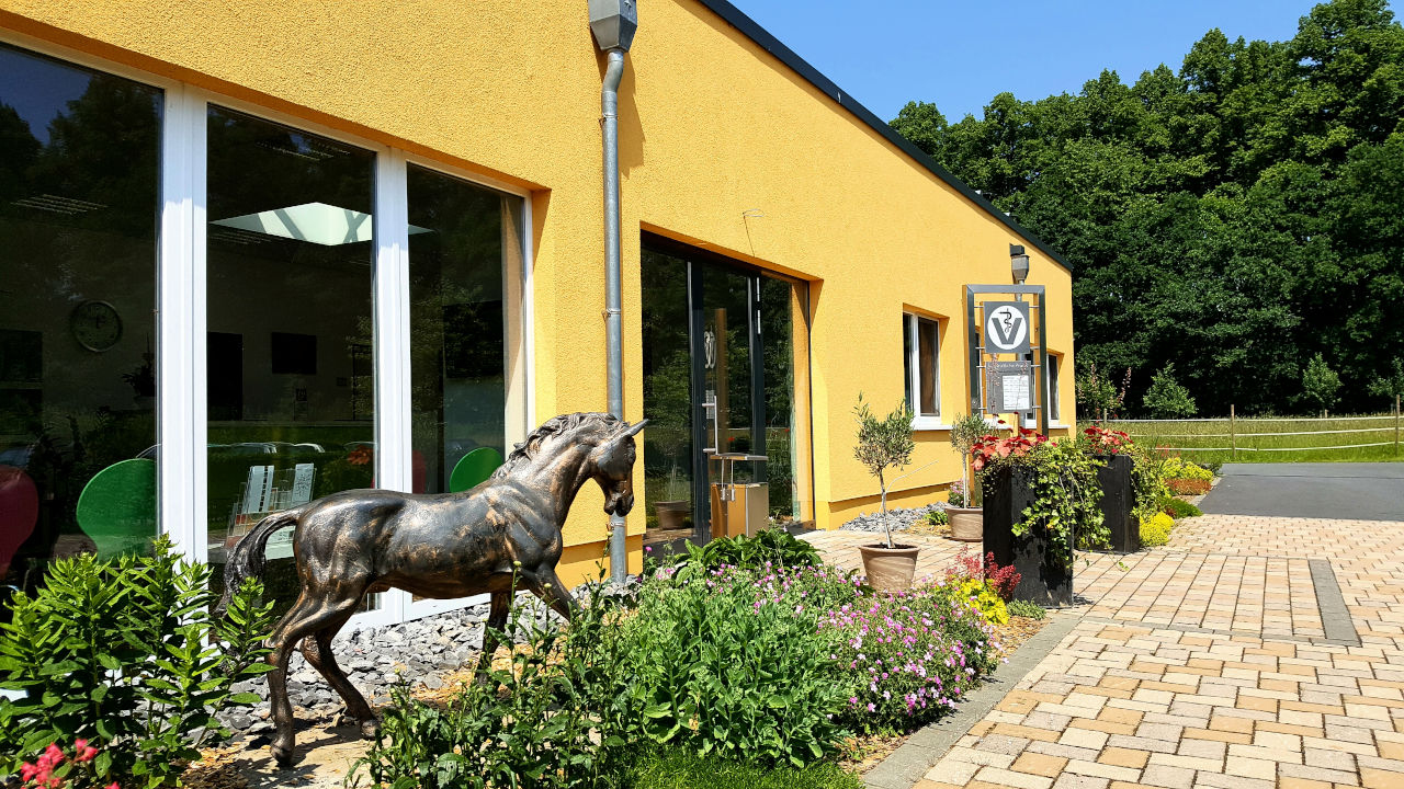 Pferdeklinik-von-vorn